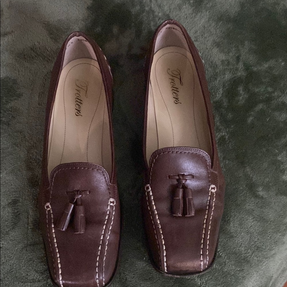 Trotters Brown Flats with Moccasin Stitching
